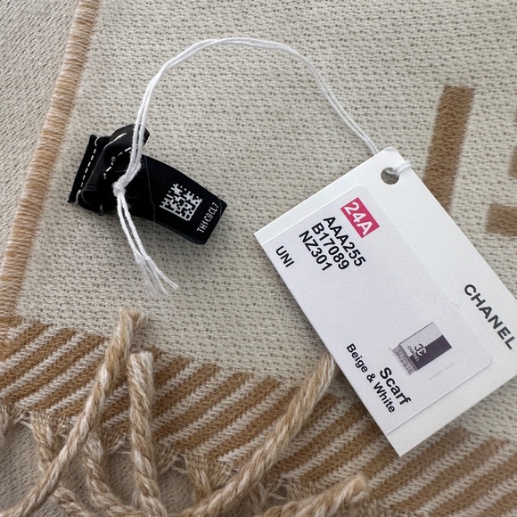 CHANEL 24A Two Toned CC Scarf in Beige / White - Picture 3 of 3